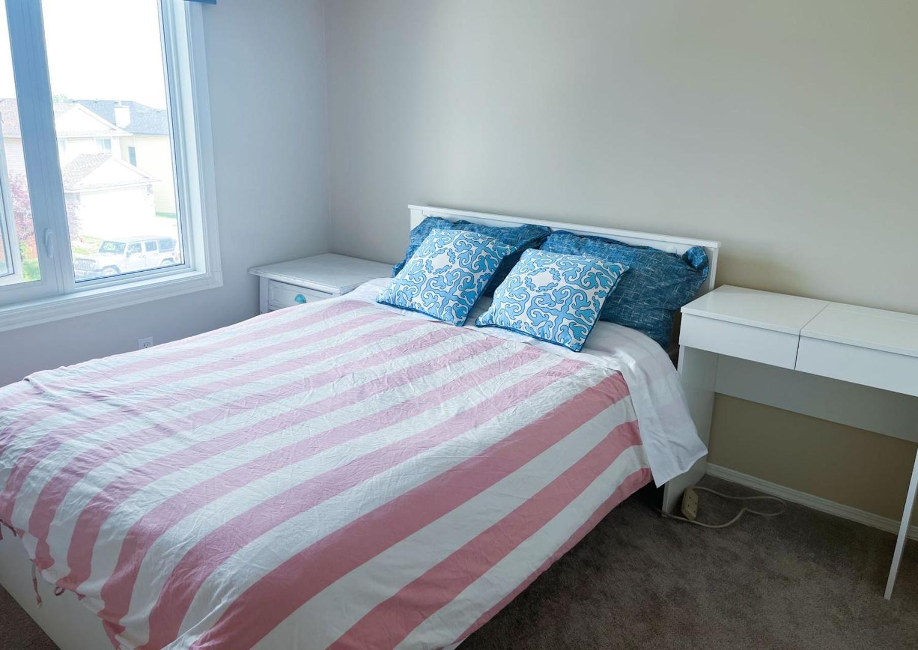 Best Garden House&3 Mins Bus Station Close C-Train&Free Parking YYC Quarto foto